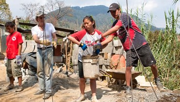 Améliorez vos connaissances d’une langue en suivant des cours avant de retrousser vos manches et de participer à un projet de construction / rénovations ! Grâce à WEP, vous pouvez contribuer à la construction ou à la rénovation d'une maison, d'un bâtiment et bien d'autres projets afin d’améliorer les conditions de vie des plus démunis.  Avec cette formule, non seulement vous vous rendez utile, mais en plus vous avez l'opportunité de partager le quotidien des locaux, de découvrir leur mode de vie et leur culture de l'intérieur... Une façon inédite de découvrir un pays tout en améliorant de façon concrète les conditions de vie des habitants.   