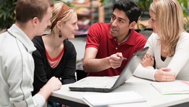 Expérimentez la vie active dans une entreprise à l’étranger. Que ce soit dans le cadre de vos études ou après l’obtention de votre diplôme, vous vous constituez une expérience professionnelle et valorisez votre CV dans des domaines comme la finance, le marketing, le tourisme, le design, le graphisme...   Au-delà de l’apprentissage purement technique, vous avez la possibilité d’améliorer vos connaissances en langue et de découvrir les subtilités culturelles du nouvel environnement que vous intégrez.
