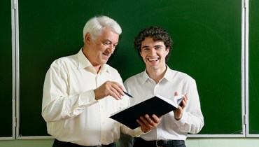 En tant qu’assistant dans une école primaire ou secondaire, vous aidez le professeur à enseigner votre langue maternelle, à préparer les leçons, vous venez en aide aux élèves en difficultés et vous leur faites découvrir votre pays et sa culture.  En échange de votre contribution, l'école vous fournit un logement et 2 repas par jour.    