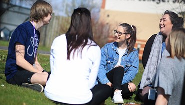 In het hart van de school  Je volgt les aan een lokale middelbare school en verblijft op het internaat van de school, samen met andere studenten. Het is de ideale formule als je wat meer autonomie wenst, maar toch een taal- en cultuurbad wil in het land van je keuze.