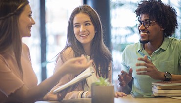 Les cours de formation pour les professeurs s'adressent spécifiquement aux professeurs de langues non natifs. Ils sont conçus pour aider les enseignants à rafraîchir leurs compétences, à explorer de nouvelles méthodologies et différentes approches de l'enseignement d'une langue tout en découvrant de nombreuses idées et activités pratiques à utiliser avec leurs propres élèves. 