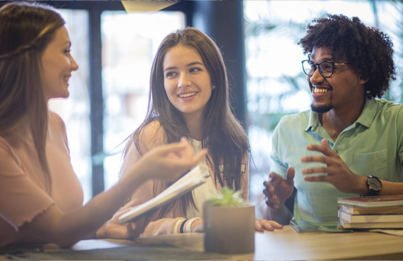 Les cours de formation pour les professeurs s'adressent spécifiquement aux professeurs de langues non natifs. Ils sont conçus pour aider les enseignants à rafraîchir leurs compétences, à explorer de nouvelles méthodologies et différentes approches de l'enseignement d'une langue tout en découvrant de nombreuses idées et activités pratiques à utiliser avec leurs propres élèves. 