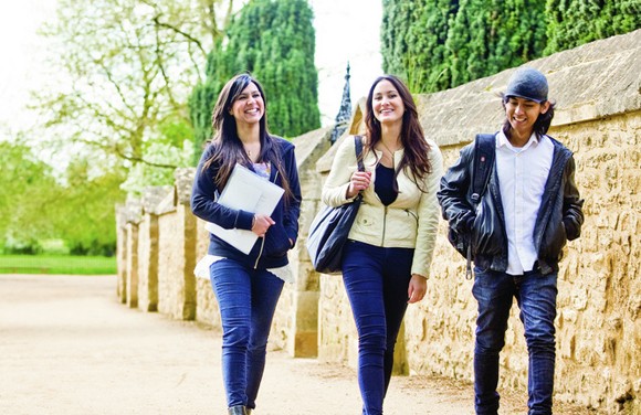 Il existe différents examens officiels qui attestent de votre niveau et des aptitudes que vous avez développées en langue. De valeur internationale, ils peuvent vous être utiles pour accéder à certaines orientations au moment du choix de vos études, dans l’obtention d’un travail ou pour vivre à l’étranger... Nous vous proposons différentes formules de cours préparatoires à ces examens officiels (IELTS, FCE, CAE, CPE, TOEFL...). Avec l’aide d’un professeur spécialisé, vous suivez un programme de cours de langues parfaitement adaptés aux besoins que requiert la présentation de l’un de ces examens.