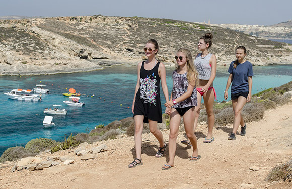 Cet été, joignez l'utile à l'agréable et participez à un programme combinant cours de langue et activités ! Vous suivez des cours de langue et selon la destination choisie, pratiquez une activité sportive ou prenez part à un programme d'activités culturelles. Quelle que soit la combinaison choisie, vous faites des progrès en langue, des rencontres internationales et passez des vacances d'été inoubliables !