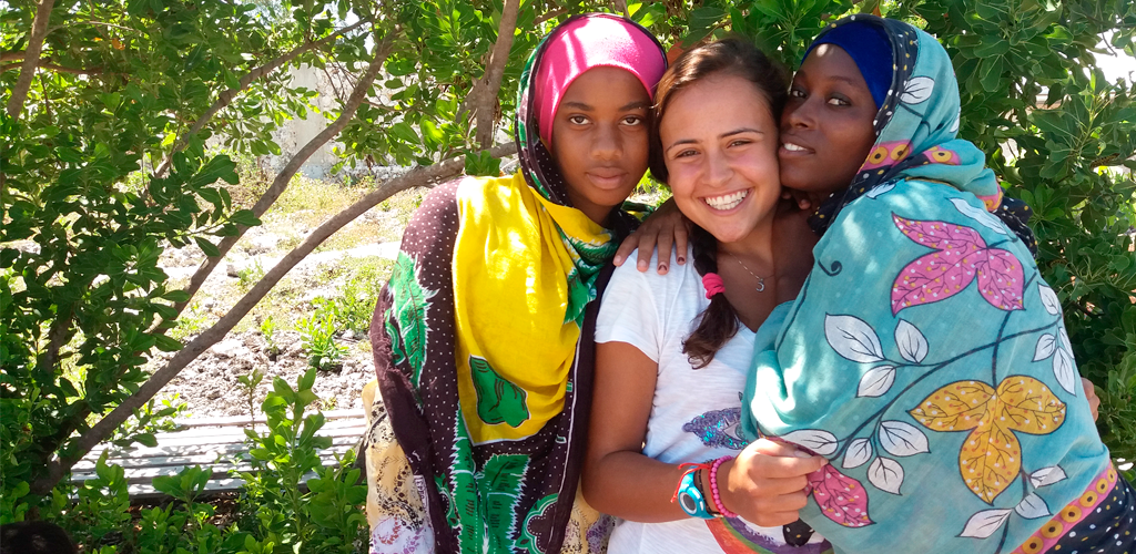 Luisa donne des cours d'anglais aux femmes de Zanzibar