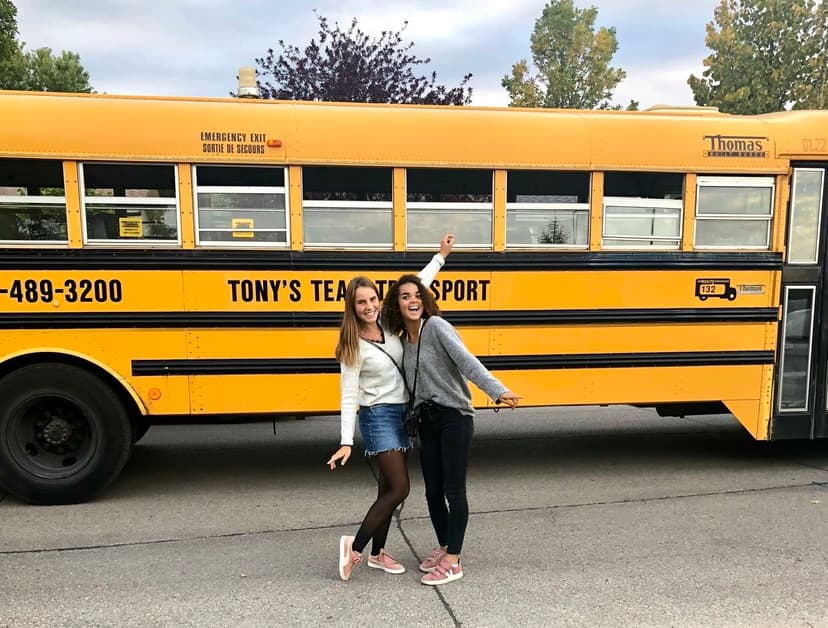 Studente bij een meer in Canada tijdens een uitwisseling.
