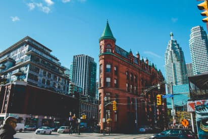 Ville de Toronto avec architecture moderne et ancienne lors d’un echange scolaire en Canada, dans un cadre urbain