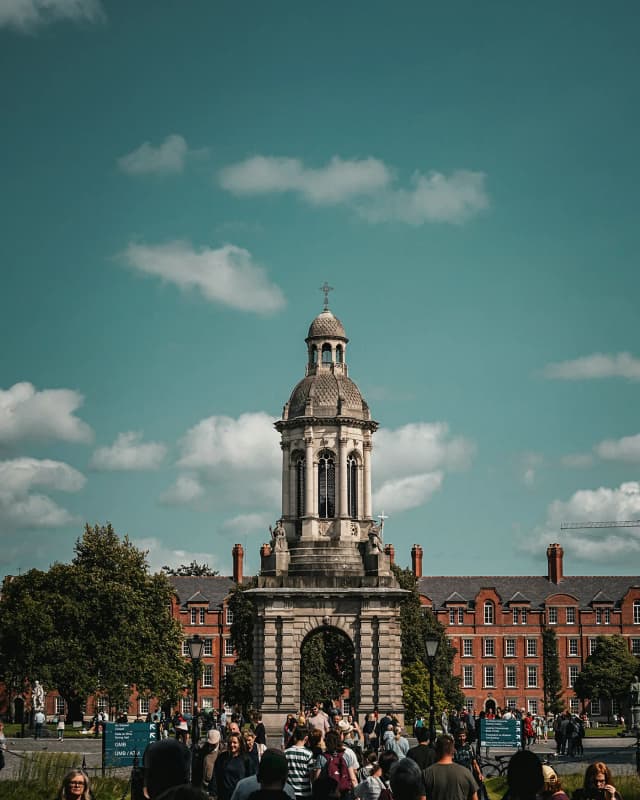 Campanile du Trinity College à Dublin pendant des séjours linguistiques en Irlande