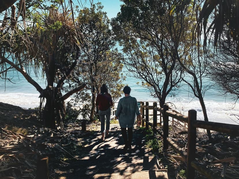 Cursus Engels in Byron Bay met studenten die naar het strand lopen