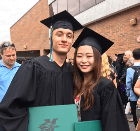 Leerlingen in toga tijdens de graduation in een schooljaar in Canada, belangrijk moment binnen het Canadese schoolsysteem.