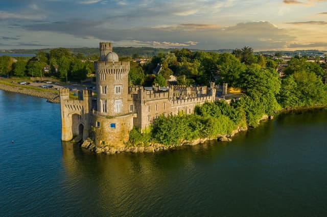 Blackrock Castle à Cork au bord de l’eau pendant un échange scolaire en Irlande.