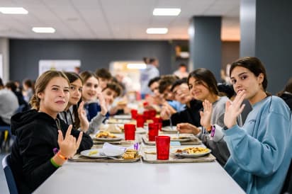 Des jeunes partagent un repas à la cantine pendant un séjour linguistique en Angleterre